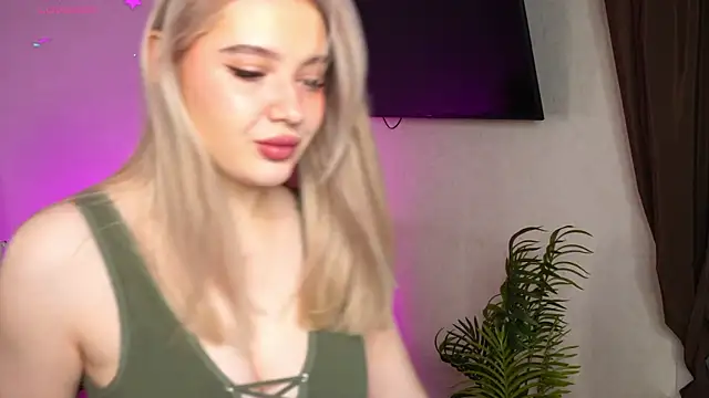 oliviabr0wn0 online show from 04.08.26