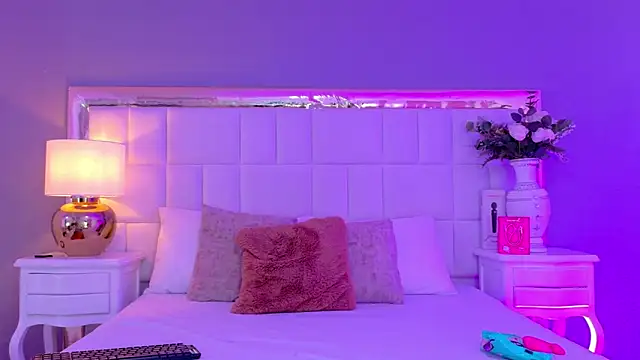 Snapshot of KateVenegas chatting on 10.14.25 KateVenegas online show from 10.14.25