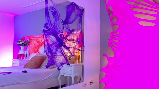 Snapshot of KateVenegas chatting on 10.24.25 KateVenegas online show from 10.24.25