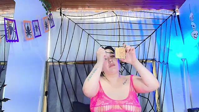 Snapshot of Zoe_Curvy chatting on 10.17.25 Zoe Curvy online show from 10.17.25