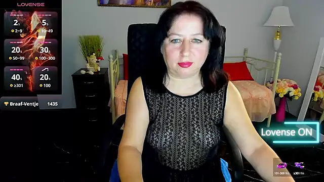 Snapshot of Julia_Dean chatting on 02.01.25 Julia Dean online show from 02.01.25