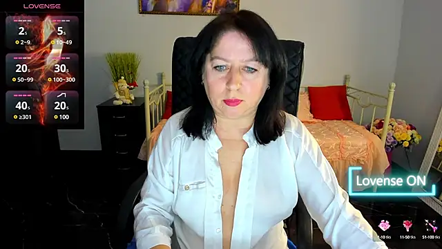 Snapshot of Julia_Dean chatting on 02.08.25 Julia Dean online show from 02.08.25