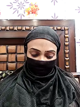 Snapshot of Yours-Bebo chatting on 01.05.25 Yours-Bebo online show from 01.05.25
