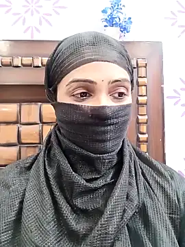 Snapshot of Yours-Bebo chatting on 01.21.25 Yours-Bebo online show from 01.21.25