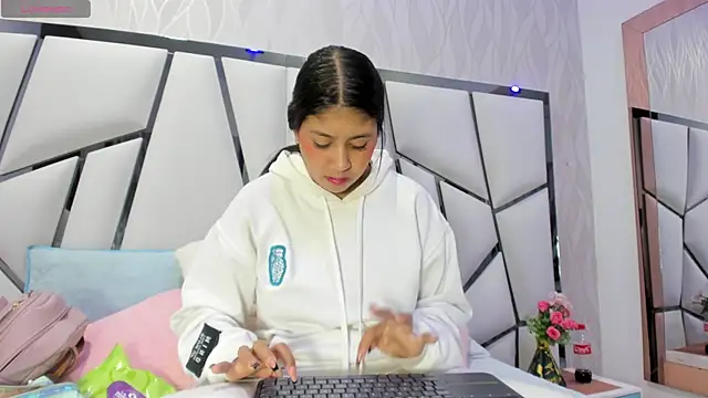  aurora18  online show from 09.10.25