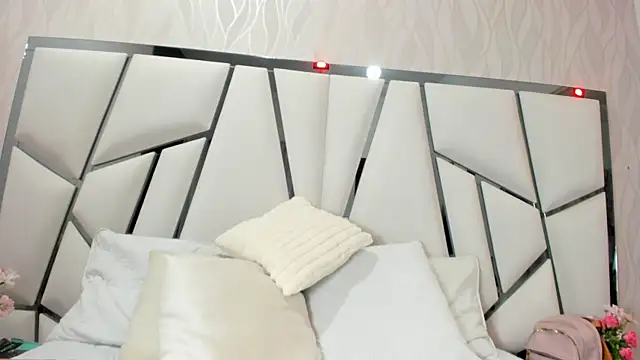  aurora18  online show from 10.16.25