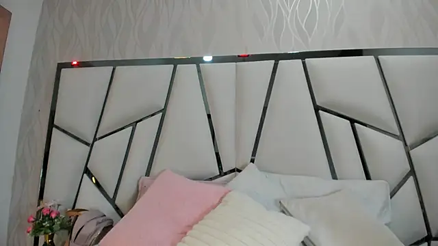  aurora18  online show from 10.22.25