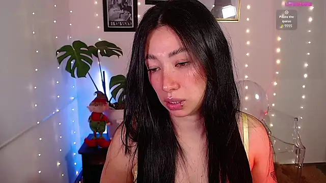 Snapshot of lilyy_evanss chatting on 12.12.24 lilyy evanss online show from 12.12.24