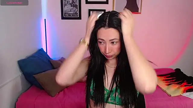 Snapshot of lilyy_evanss chatting on 01.21.25 lilyy evanss online show from 01.21.25