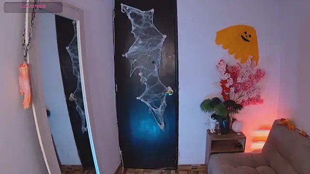 Snapshot of Lucy_Princes chatting on 10.28.25 Lucy Princes online show from 10.28.25