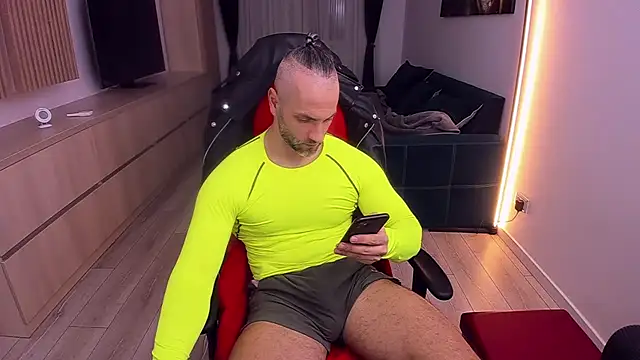 Snapshot of MarisMuscle chatting on 02.15.25 MarisMuscle online show from 02.15.25