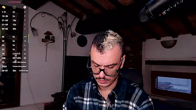 Snapshot of cek_186 chatting on 10.30.25 cek 186 online show from 10.30.25