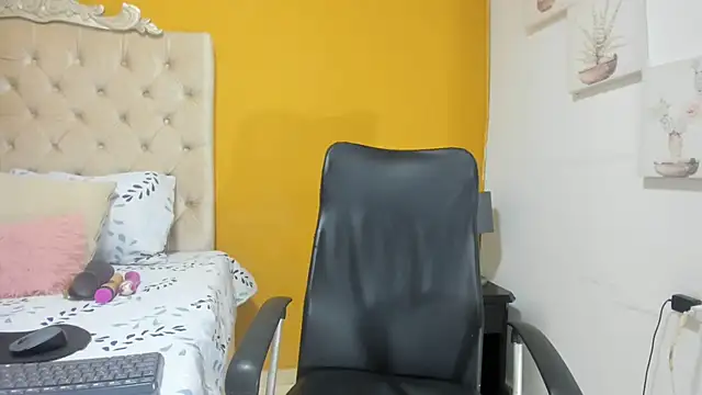 Snapshot of rousse_sexyandhot chatting on 02.22.26 rousse sexyandhot online show from 02.22.26