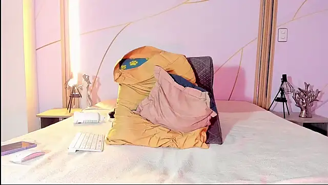 Snapshot of CheryHandsome chatting on 02.11.25 CheryHandsome online show from 02.11.25