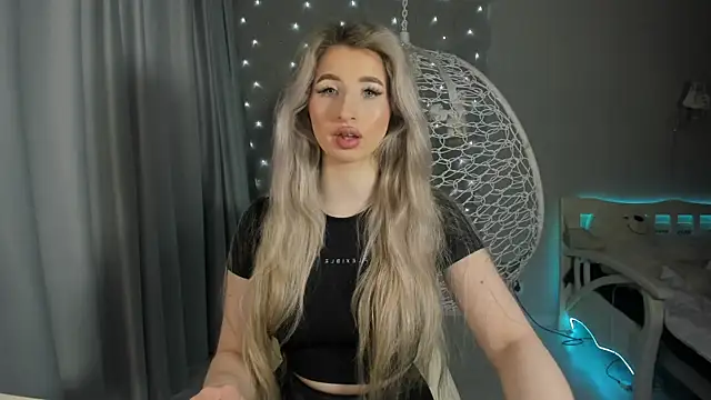 Snapshot of milky_waybaby chatting on 10.18.25 milky waybaby online show from 10.18.25