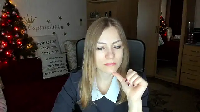 Snapshot of SilviaEyes chatting on 12.29.24 SilviaEyes online show from 12.29.24