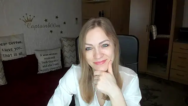 Snapshot of SilviaEyes chatting on 02.09.25 SilviaEyes online show from 02.09.25