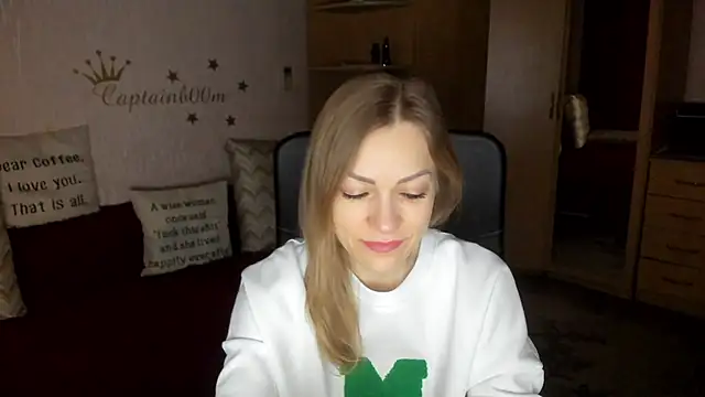 Snapshot of SilviaEyes chatting on 02.10.25 SilviaEyes online show from 02.10.25