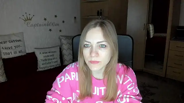 Snapshot of SilviaEyes chatting on 02.12.25 SilviaEyes online show from 02.12.25