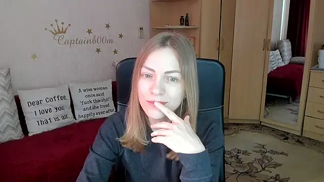 Snapshot of SilviaEyes chatting on 02.20.25 SilviaEyes online show from 02.20.25