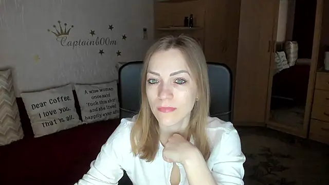 Snapshot of SilviaEyes chatting on 03.09.25 SilviaEyes online show from 03.09.25