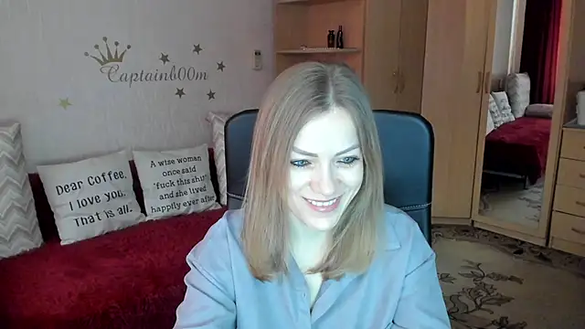 Snapshot of SilviaEyes chatting on 03.10.25 SilviaEyes online show from 03.10.25