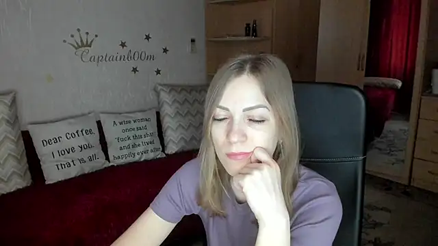 Snapshot of SilviaEyes chatting on 03.12.25 SilviaEyes online show from 03.12.25