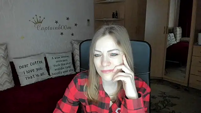 Snapshot of SilviaEyes chatting on 03.18.25 SilviaEyes online show from 03.18.25