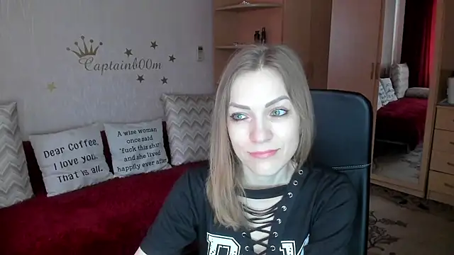 Snapshot of SilviaEyes chatting on 03.19.25 SilviaEyes online show from 03.19.25
