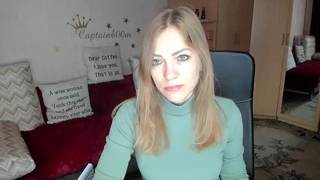 Snapshot of SilviaEyes chatting on 09.15.25 SilviaEyes online show from 09.15.25