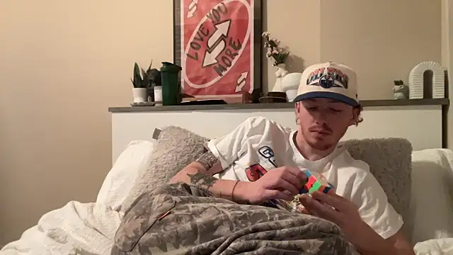 Snapshot of younghungginger chatting on 12.21.24 younghungginger online show from 12.21.24