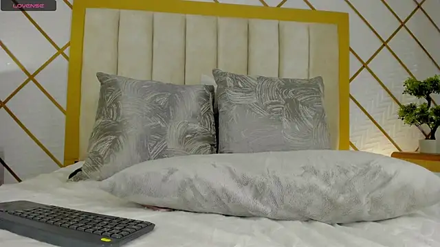Snapshot of SamanthaClay chatting on 01.25.25 SamanthaClay online show from 01.25.25