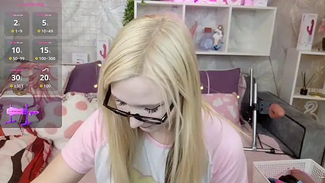 Snapshot of MeowkaKitty chatting on 10.18.25 MeowkaKitty online show from 10.18.25