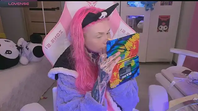 Britney Lynch online show from 10.22.25