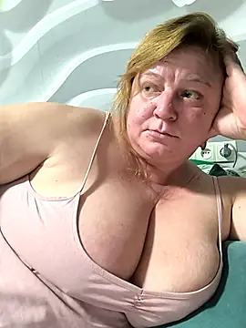 Snapshot of jusichka chatting on 11.18.25 jusichka online show from 11.18.25