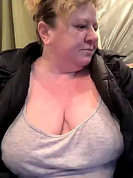 Snapshot of jusichka chatting on 12.04.25 jusichka online show from 12.04.25