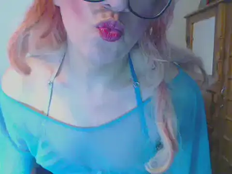 Snapshot of LorenJade chatting on 12.07.24 LorenJade online show from 12.07.24
