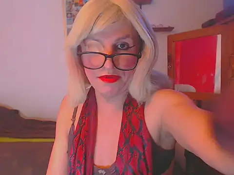 Snapshot of LorenJade chatting on 03.10.25 LorenJade online show from 03.10.25