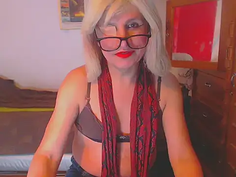 Snapshot of LorenJade chatting on 03.10.25 LorenJade online show from 03.10.25