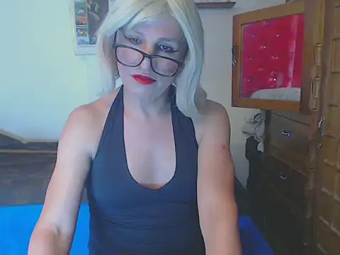 Snapshot of LorenJade chatting on 03.20.25 LorenJade online show from 03.20.25