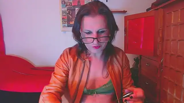 Snapshot of LorenJade chatting on 10.28.25 LorenJade online show from 10.28.25