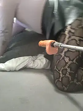 Snapshot of aprilexx chatting on 10.04.25 aprilexx online show from 10.04.25