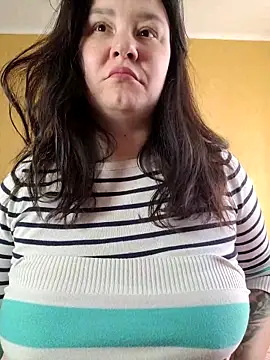 Snapshot of AlexaLexie chatting on 10.22.25 AlexaLexie online show from 10.22.25