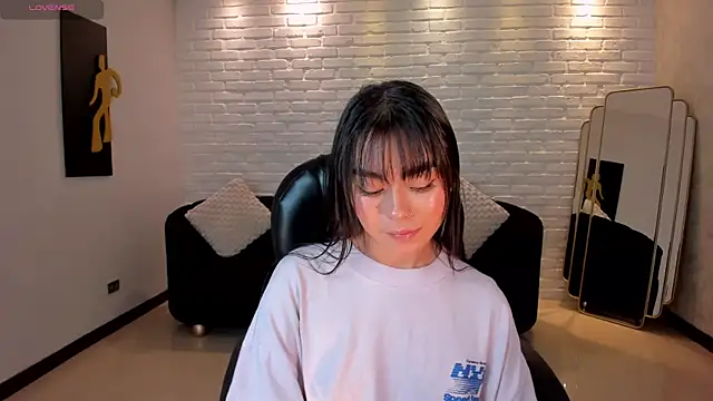 Snapshot of GigiLee_ chatting on 01.05.25 GigiLee online show from 01.05.25