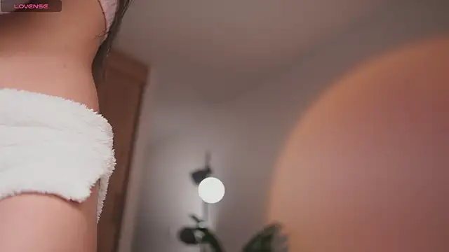 Snapshot of GigiLee_ chatting on 10.28.25 GigiLee  online show from 10.28.25