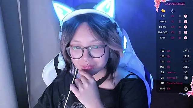 Snapshot of maydaykimmy chatting on 10.04.25 maydaykimmy online show from 10.04.25