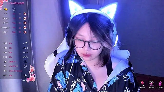 Snapshot of maydaykimmy chatting on 10.28.25 maydaykimmy online show from 10.28.25