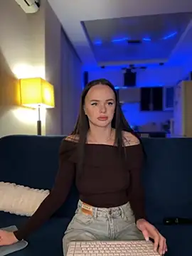 Snapshot of DinaTasty chatting on 10.14.25 DinaTasty online show from 10.14.25