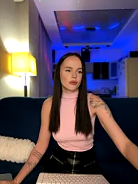 Snapshot of DinaTasty chatting on 10.17.25 DinaTasty online show from 10.17.25