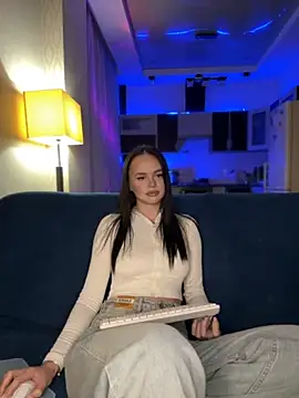 Snapshot of DinaTasty chatting on 10.21.25 DinaTasty online show from 10.21.25